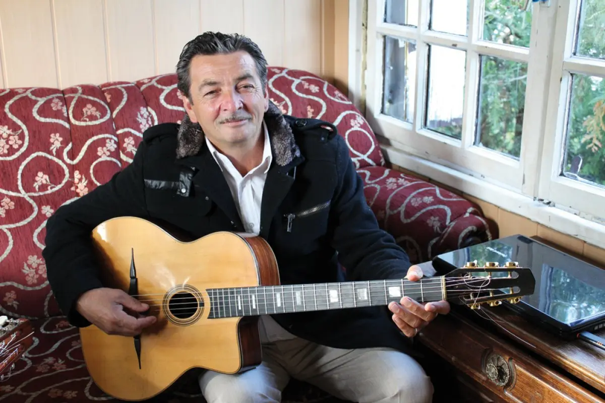 Mito Loeffler joue un jazz manouche traditionnel