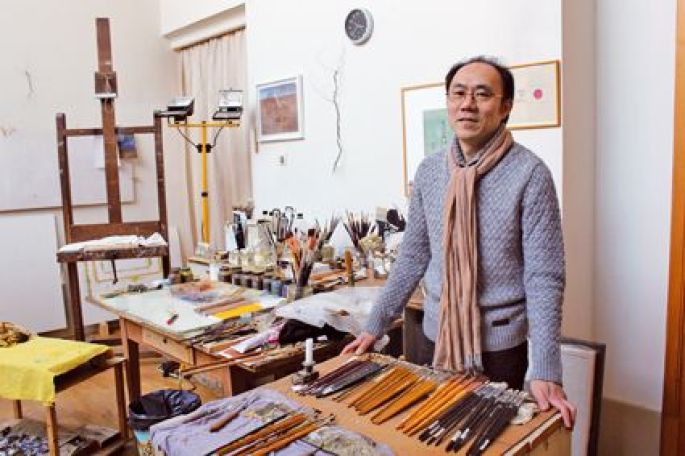 Mitsuo Shiraishi dans son atelier à Mulhouse.