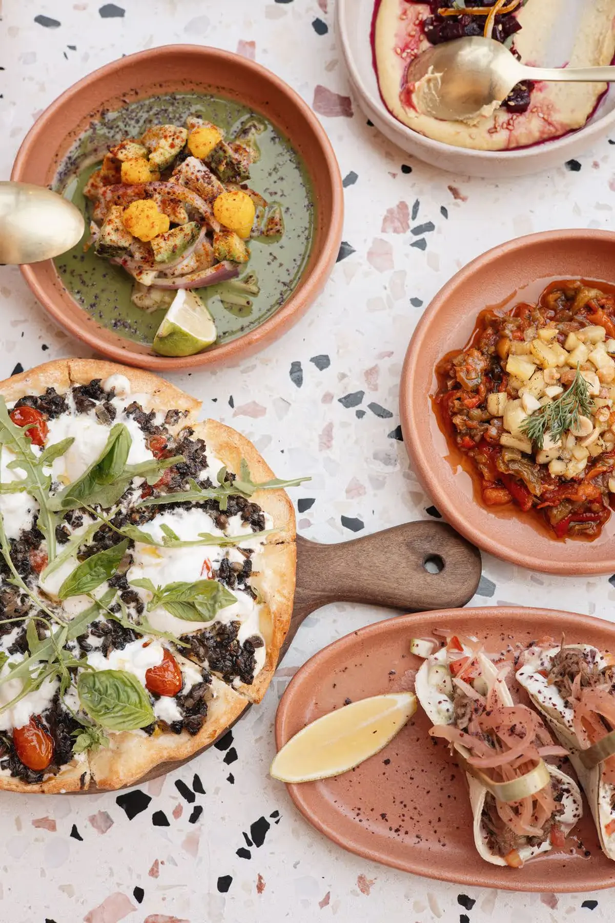 Mizaan, le nouveau restaurant de Marrakech qui réconcilie cuisine marocaine traditionnelle et influences méditerranéennes modernes dans un lieu pensé pour le partage