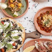 Mizaan, le nouveau restaurant de Marrakech qui réconcilie cuisine marocaine traditionnelle et influences méditerranéennes modernes dans un lieu pensé pour le partage