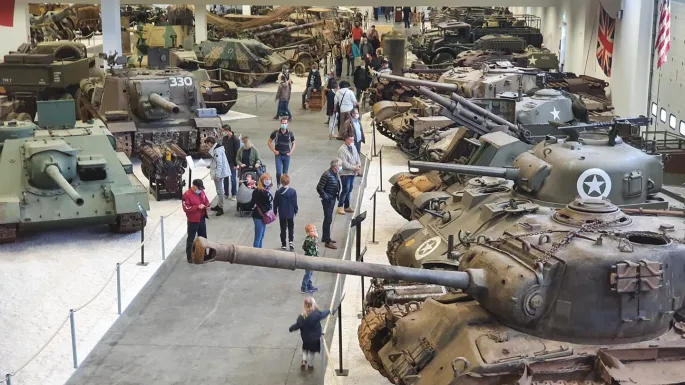 Le hall d\'exposition de véhicules de guerre 