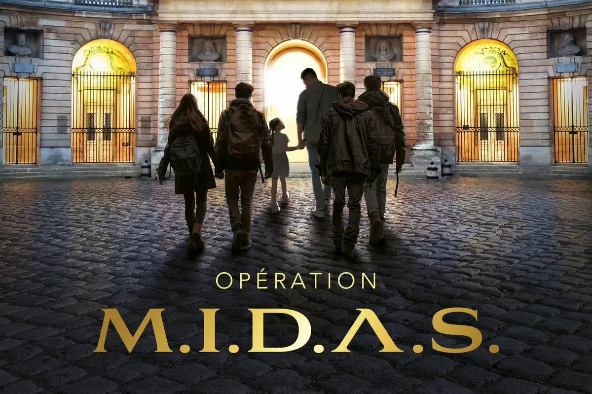 Cinq personnes, dont un enfant, marchent ensemble vers une arche éclairée dans une cour pavée. Le texte indique Opération M.I.D.A.S..