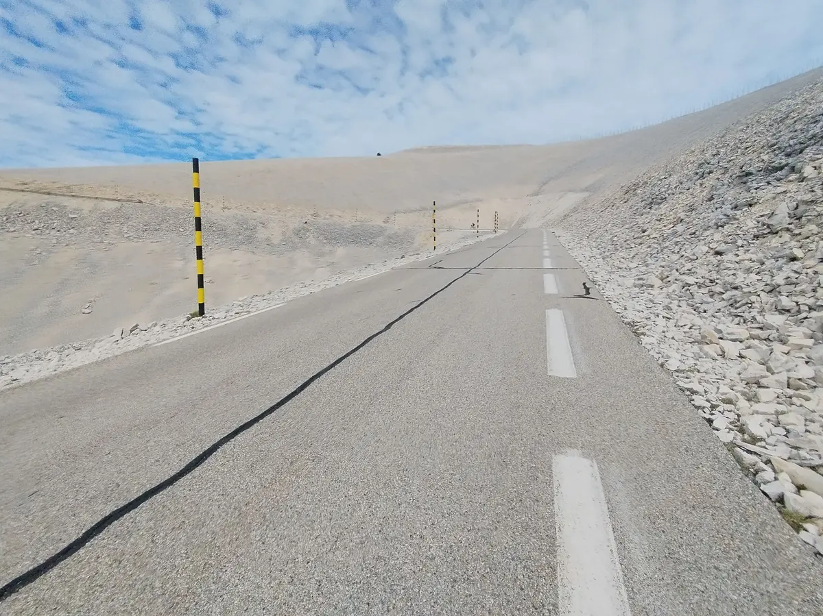 La route aride du Mont Ventoux