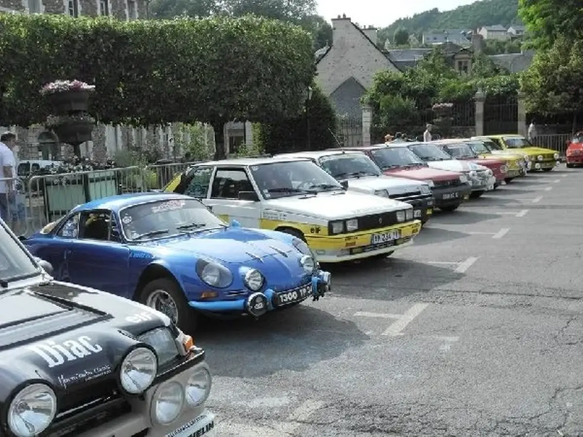 Montée de véhicules historiques à Saint Geniez d'Olt