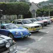 Montée de véhicules historiques à Saint Geniez d'Olt