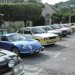 Montée de véhicules historiques à Saint Geniez d'Olt