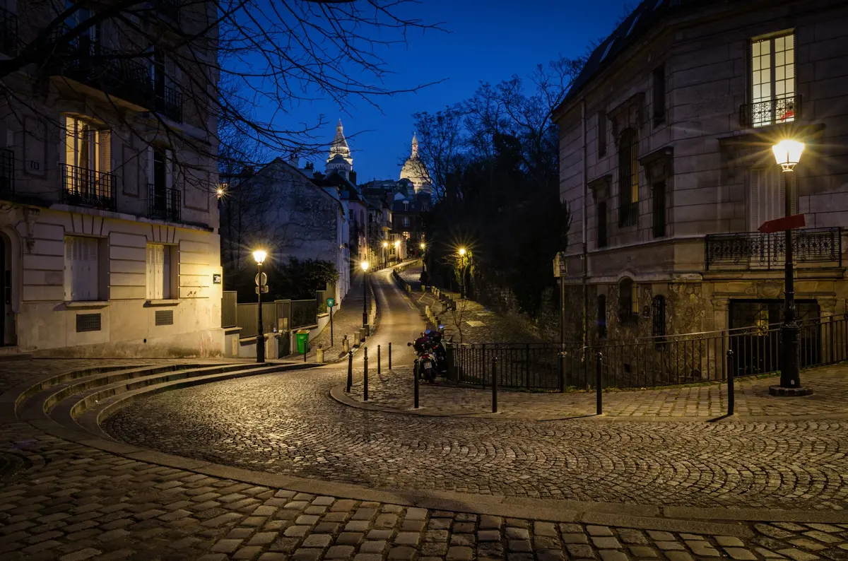 Montmartre enchant&eacute; by night