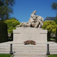 Le Monument aux morts de la Place de la République est un des seuls pacifistes en France (morts des deux pays) &copy; Edwin Lee