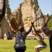 Monument en pleine forme:  séance de yoga