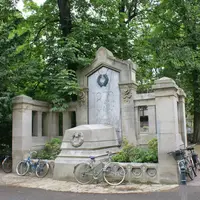 Un monument commémoratif aux morts de la guerre de 1870-1871 se trouve dans le parc des Arts Déco &copy; JDS