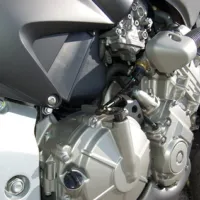 Moins volumineuse que la voiture, la mécanique d'une moto est tout aussi complexe à comprendre &copy; Yannik Labbe - fotolia.com