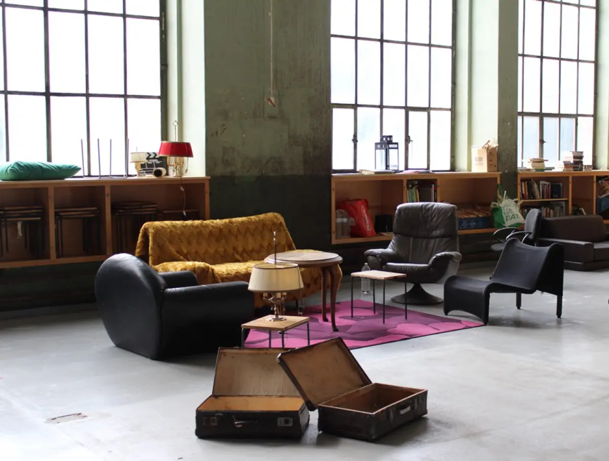 Au premier étage, l'association Fakt a aménagé un bar, une scène et un bel espace à vivre