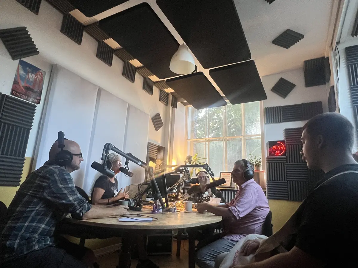Le studio de la radio locale MNE, au rez-de-chaussée de Motoco.