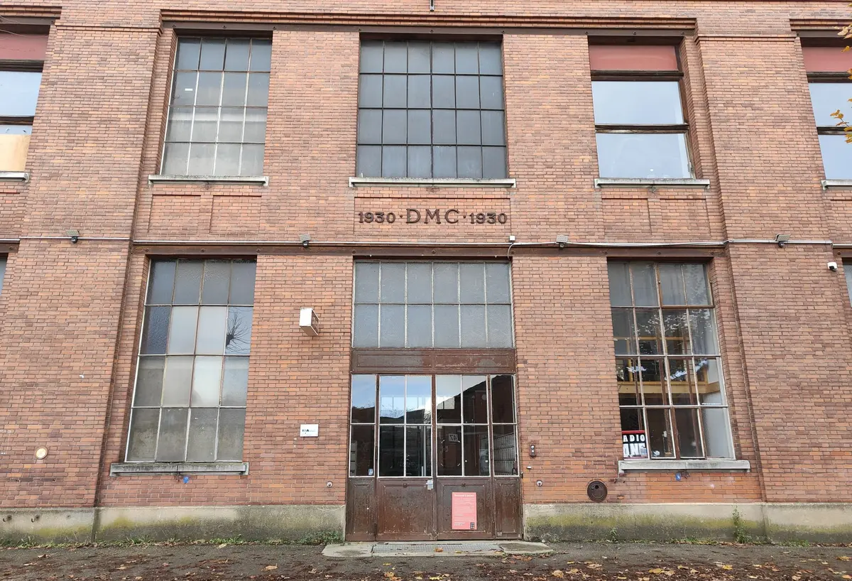 L'entrée de Motoco au niveau du bâtiment 75 de l’ancienne DMC.