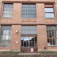 L'entrĂ©e de Motoco au niveau du bâtiment 75 de l’ancienne DMC. © Mathilde Bourgain