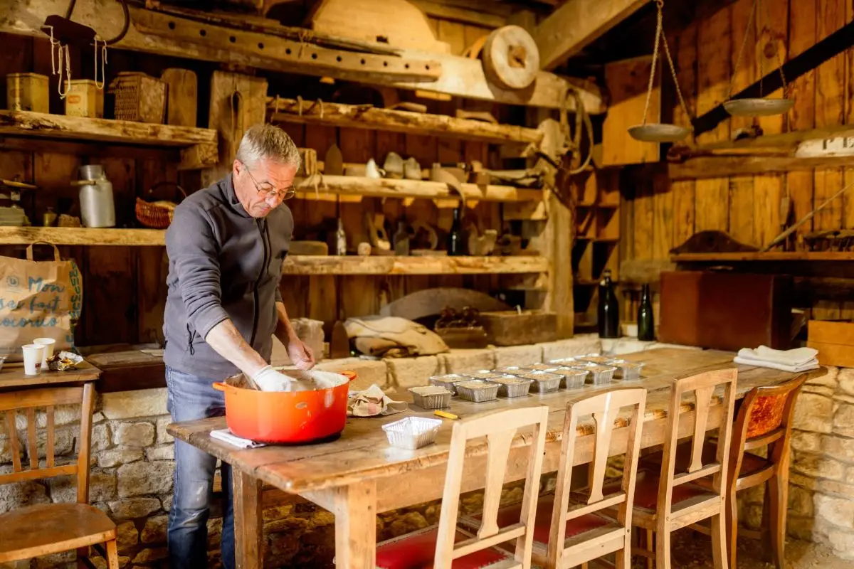 Moulin de Négreville : visite et fabrication de bouillie de sarrasin