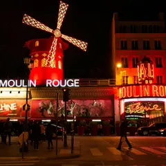 Moulin Rouge : spectacle de cabaret + dîner avec transport