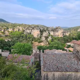 Mourèze : Ses Rochers Ruiniformes Et Son Château