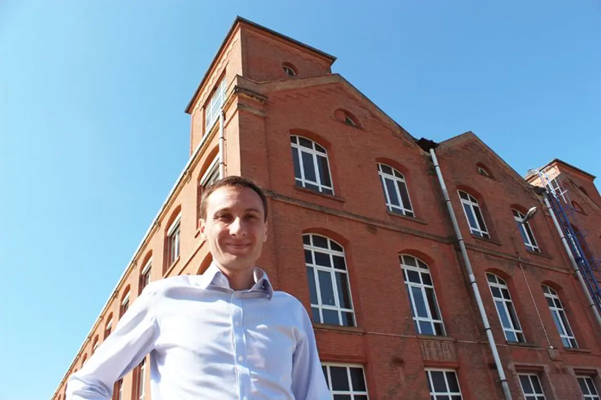 Romain Spinali devant le bâtiment 23 de la Fonderie ...et peut-être futur pôle d'excellence du numérique
