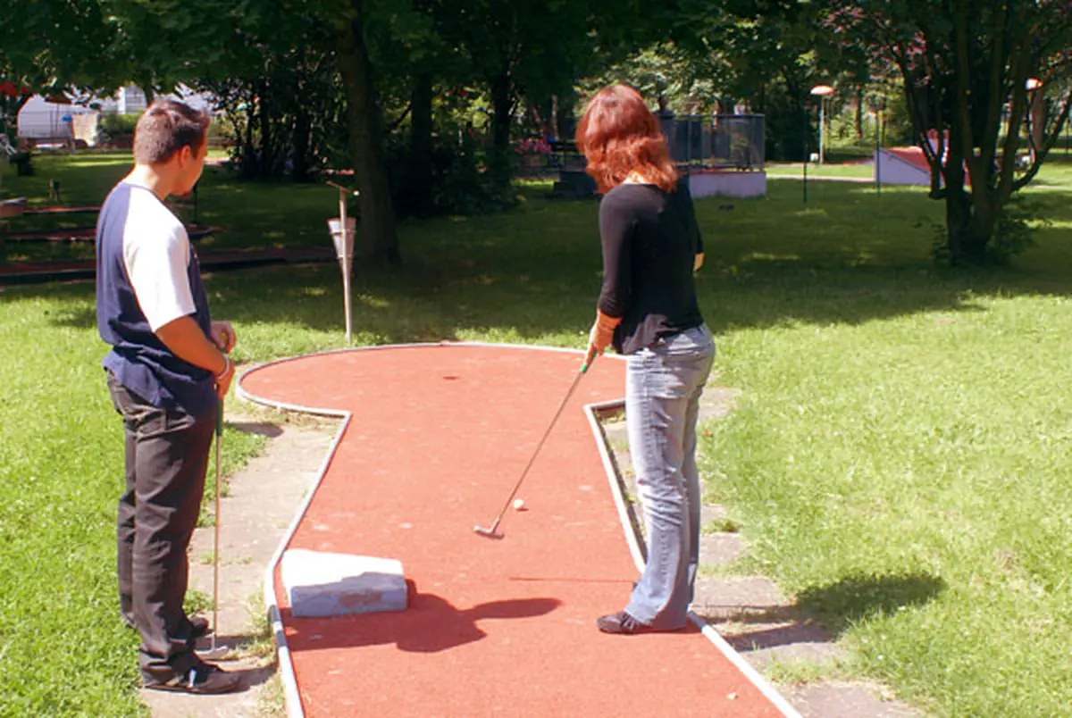 Des parties sous la douceur du soleil alsacien au mini golf de Mulhouse