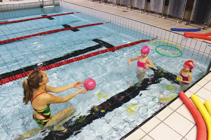 À 4 ans, les enfants apprennent la nage par l\'intermédiaire de jeux et d\'exercices ludiques