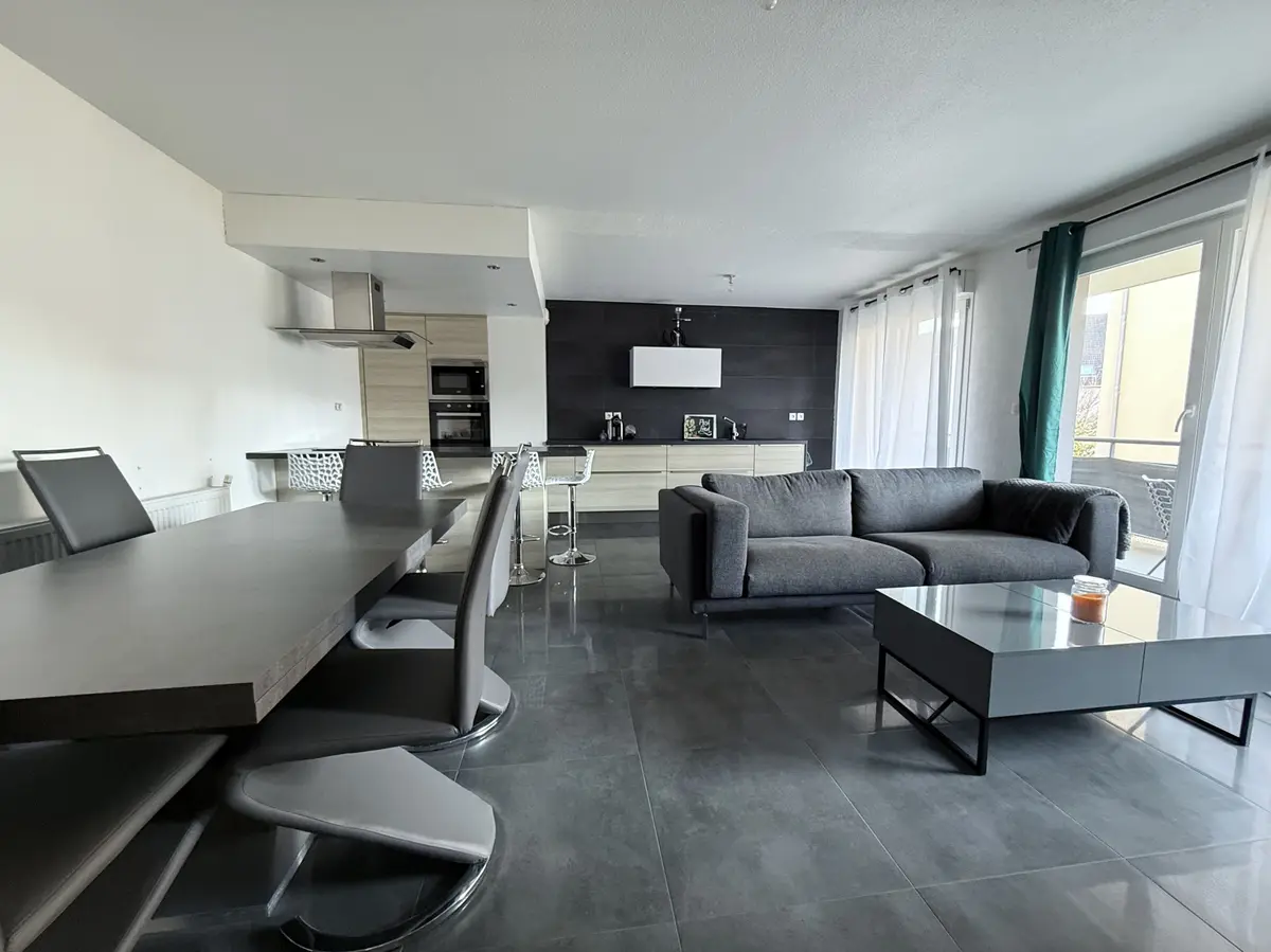 Le couple a acheté un appartement de type T3, comprenant deux chambres et un grand séjour.