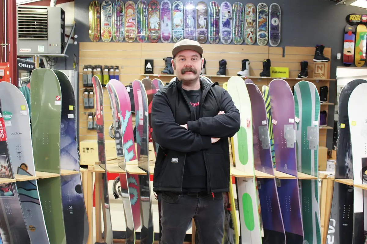 Guillaume Neff, gérant du magasin de sports de glisse Croconuts à Lutterbach