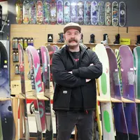 Guillaume Neff, gérant du magasin de sports de glisse Croconuts à Lutterbach &copy; Mathilde Bourgain
