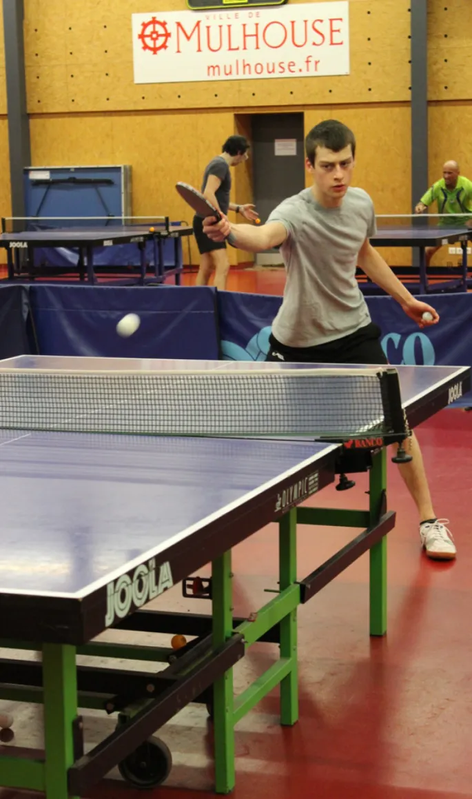 Séance d\'entraînement pour les adultes qui débutent en loisirs au Mulhouse Tennis de table (MTT)