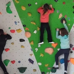 Mur d'escalade et jeux de bloc, réservation en ligne
