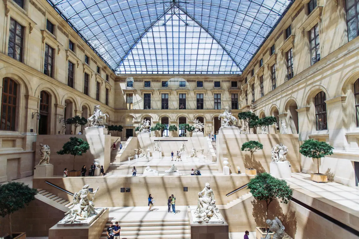 à l'intérieur du musée du Louvre