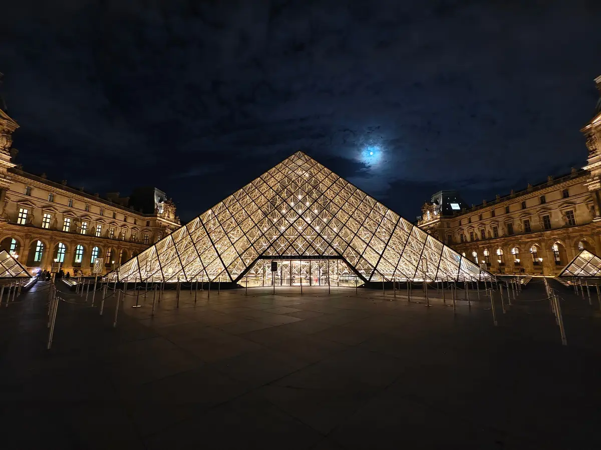 La pyramide du musée du Louvre Paris
