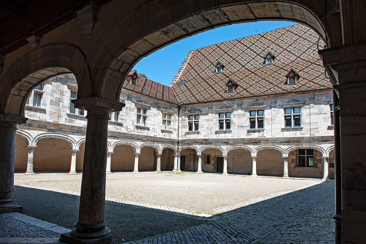 La cour du Palais Granvelle qui abrite le Musée du Temps