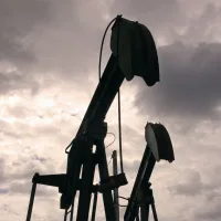 Les silhouettes des pompes à pétrole du parc technologique de Merkwiller-Pechelbronn DR