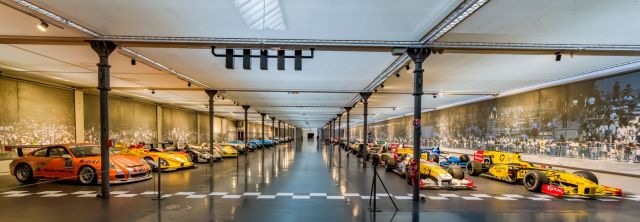 L\'allée des voitures de courses au Musée National de l\'Automobile