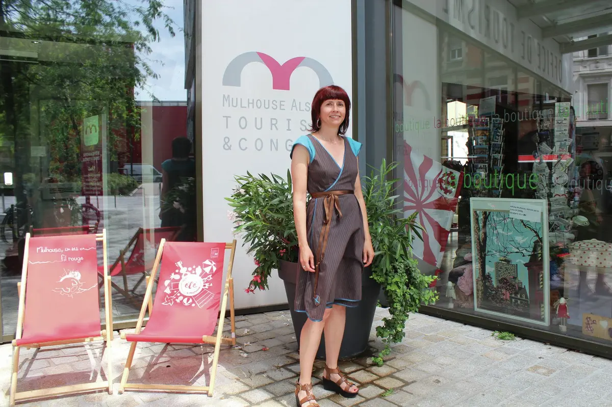 Nathalie Birling devant ses locaux