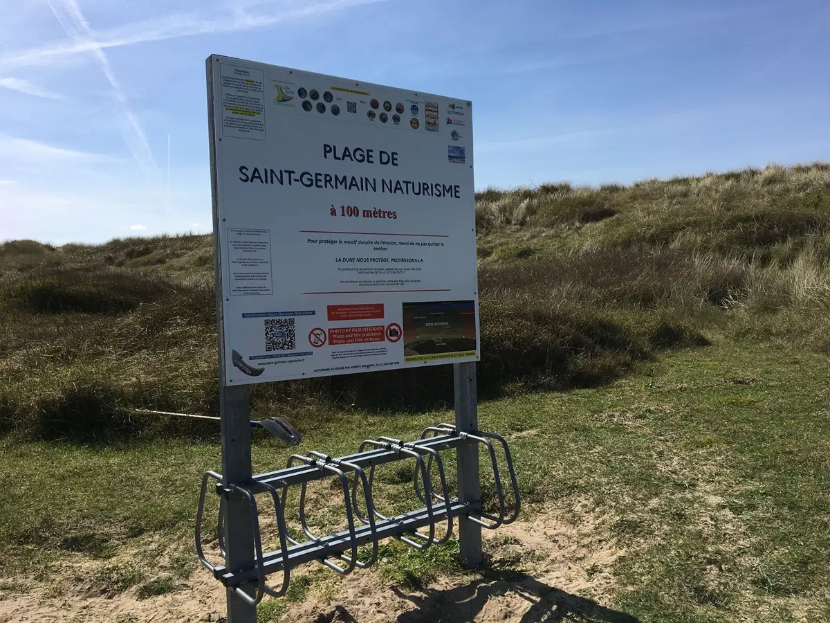 Nettoyage de la partie de plage naturiste