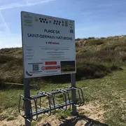 Nettoyage de la partie de plage naturiste