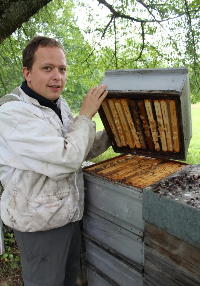 Nicolas Six et ses ruches débordantes de bon miel