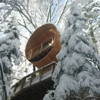 La cabane La Forêt avec ses deux étages et son bain finlandais DR