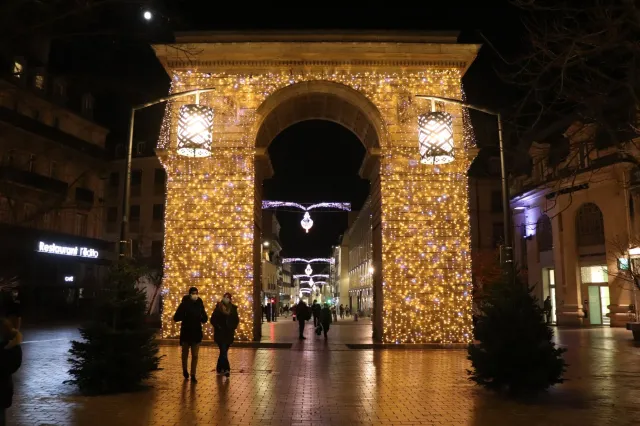 Les illuminations de la Porte Guillaume pour Noël à Dijon