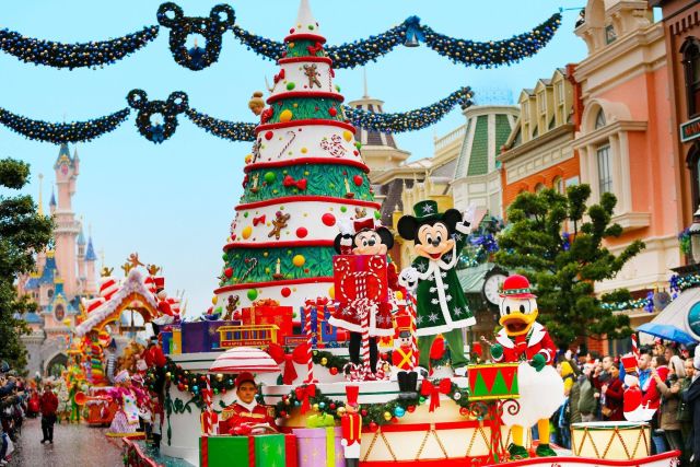 Noël à Disneyland Paris 2023 : parade, décorations, marché de Noël