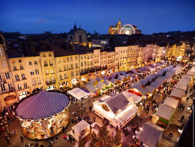 Plusieurs places de Metz sont envahies par les chalets des marchés de Noël !