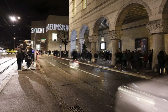 Il y a foule devant le Kunstmuseum pour la Nuit des musées bâlois