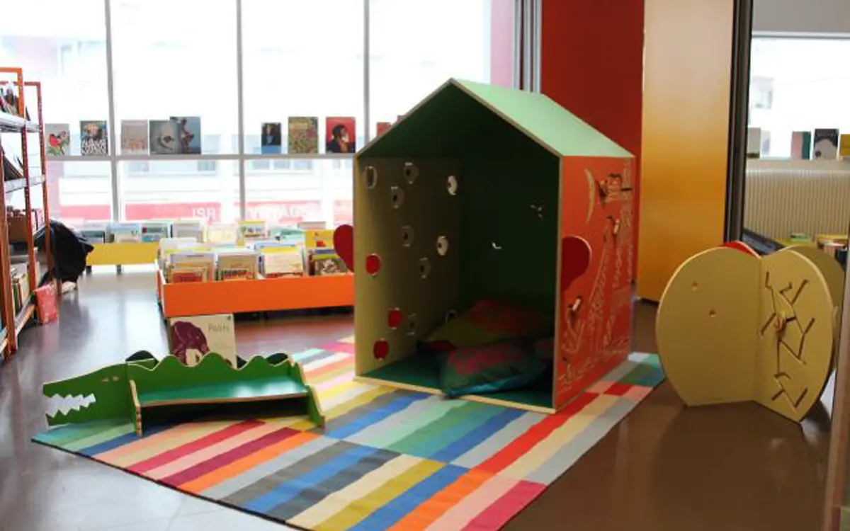 Cabanes de lecture Les murs ont des oreilles