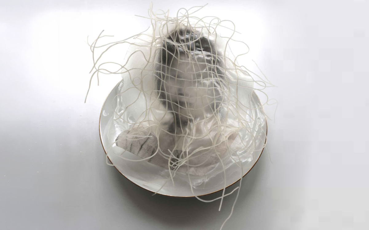 Nicole Tran Ba Vang, ĂN CƠM, (A table!), détail de l’installation, 2025