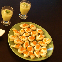 Apéritif original : les oeufs de saumon au wasabi sur lit de pommes de terre rattes