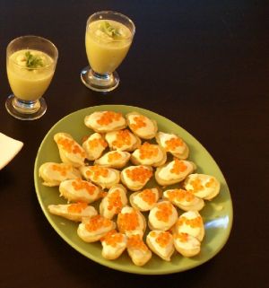 Apéritif original : les oeufs de saumon au wasabi sur lit de pommes de terre rattes