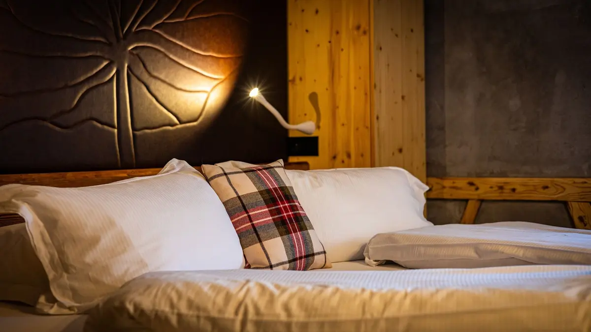 Glissez vous dans ce lit moelleux pour un séjour hors du temps