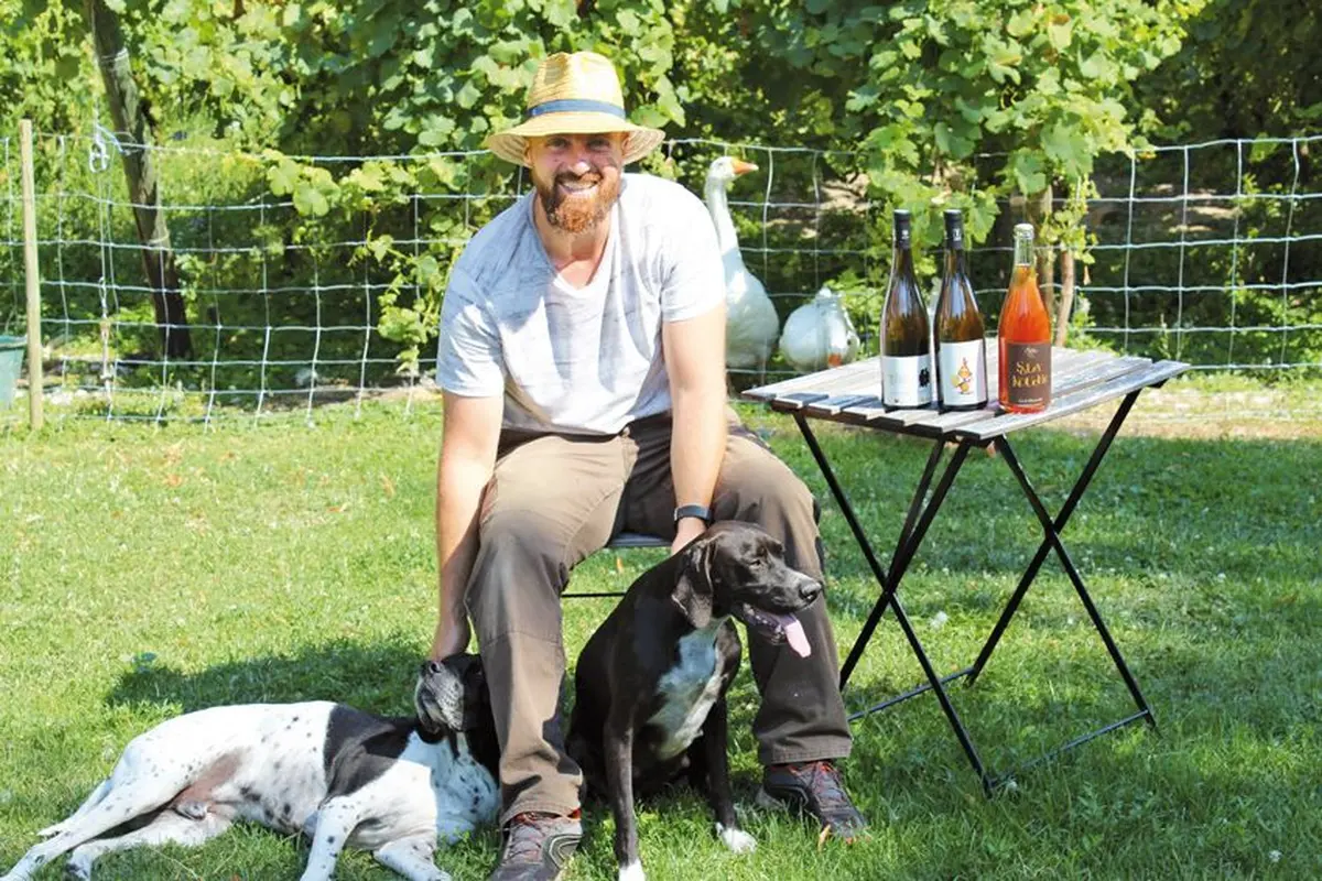 Sébastien Schwach-Burkard, entouré de ses animaux... et aussi de ses trois premières cuvées